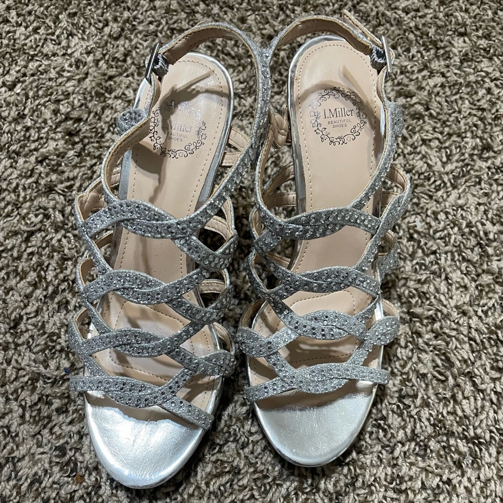 Glittered Rhinestone silver shoe/ I. Miller Beautiful shoe size 7